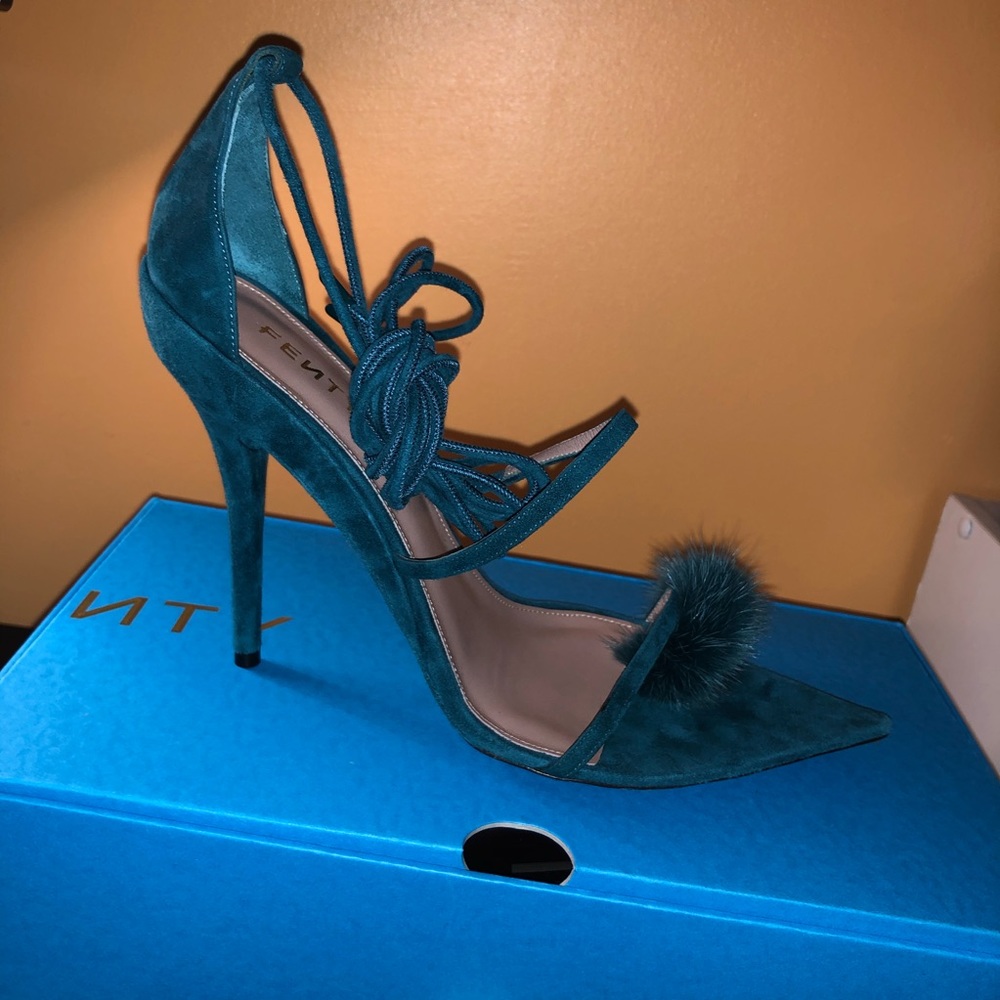 FENTY - Scandal heel in Peacock color